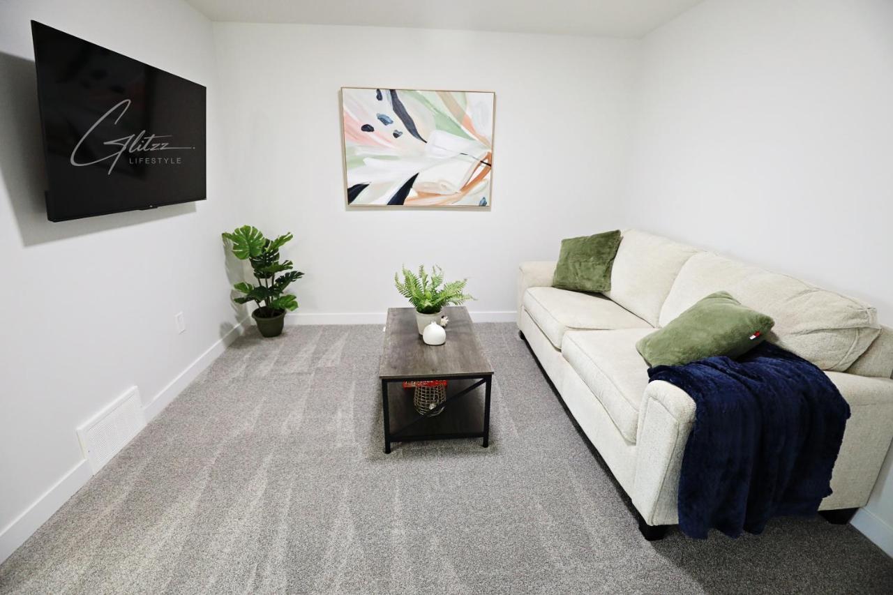 Beautiful 3 King Beds,Garage,Airport,Disney+ Edmonton Exterior photo