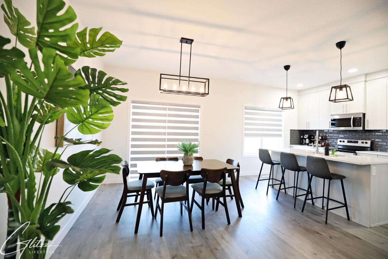 Beautiful 3 King Beds,Garage,Airport,Disney+ Edmonton Exterior photo