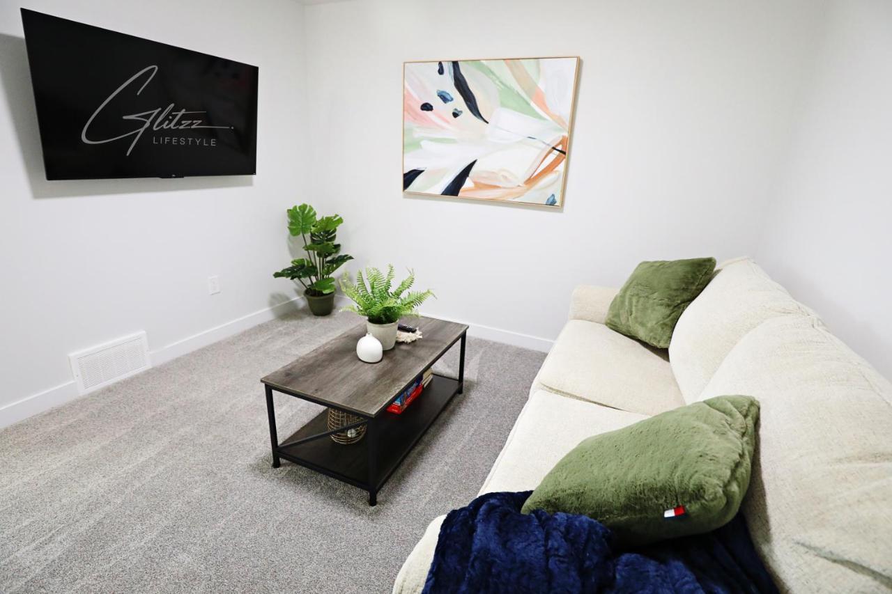 Beautiful 3 King Beds,Garage,Airport,Disney+ Edmonton Exterior photo