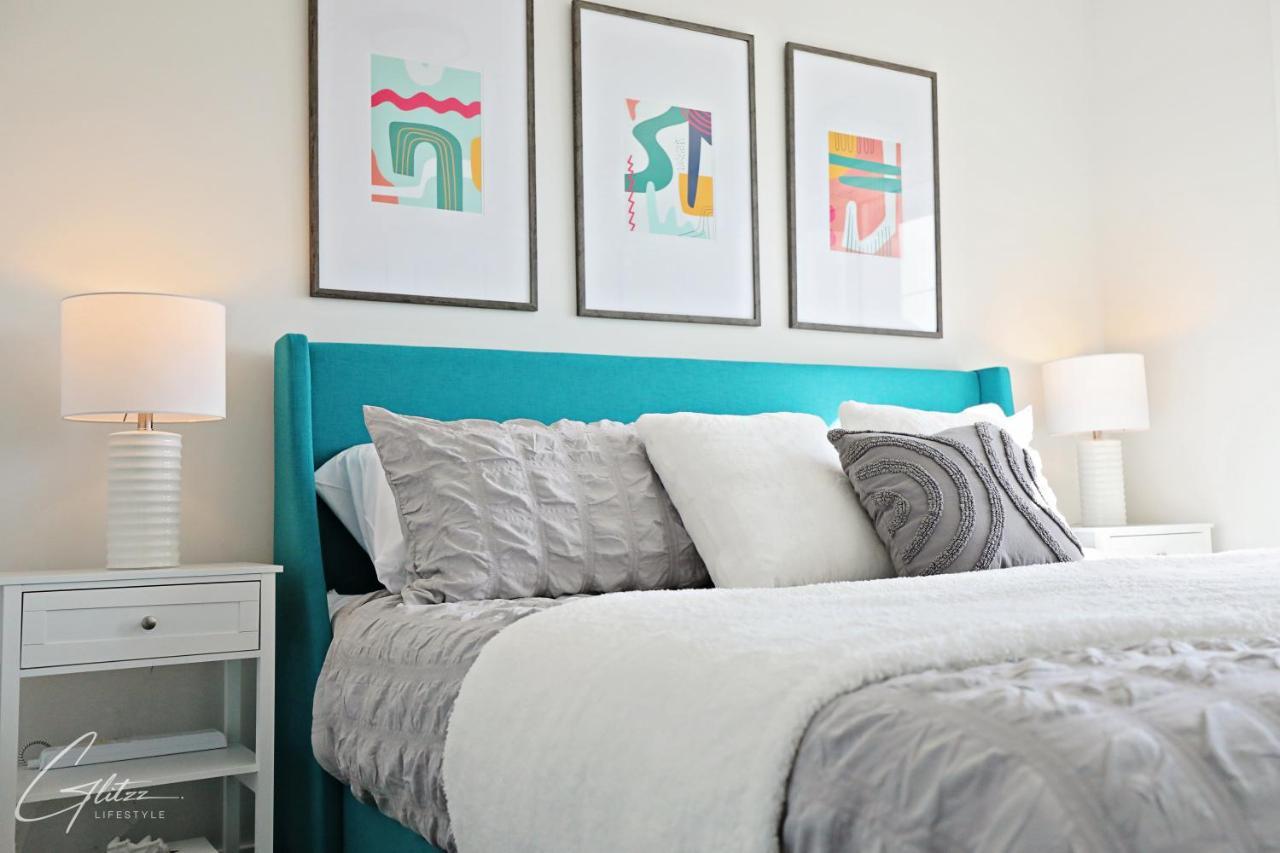 Beautiful 3 King Beds,Garage,Airport,Disney+ Edmonton Exterior photo