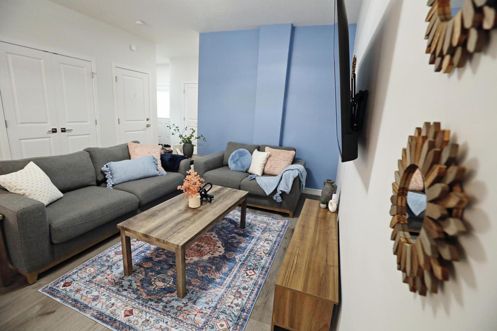 Beautiful 3 King Beds,Garage,Airport,Disney+ Edmonton Exterior photo