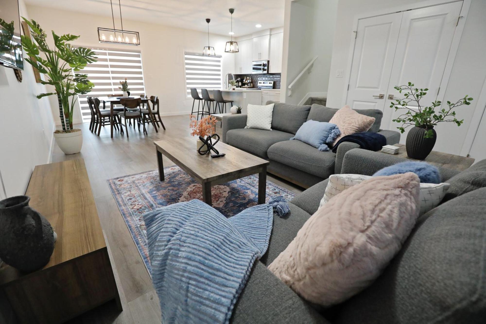 Beautiful 3 King Beds,Garage,Airport,Disney+ Edmonton Exterior photo